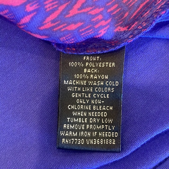 NWOT V-Neck Red/Blue Pattern Cap Sleeve Blouse - Picture 6 of 7